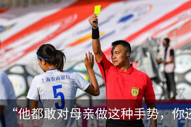 “他都敢对母亲做这种手势，你还能忍？”一段儿子要钱视频，诠释家教的重要